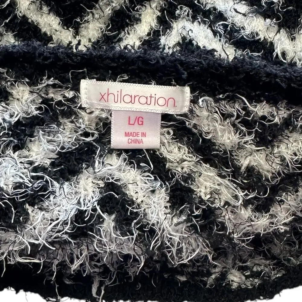 Womens Sweater Size Large Black White Fuzzy Zig Zag Casual Winter Wear